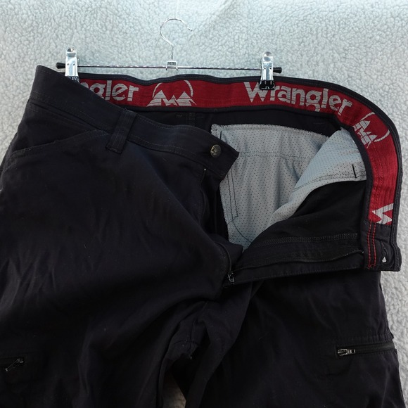 Wrangler ATG Men's 38x32 Black Zip Pocket Outdoor Pants Casual Hiking Camping - Picture 1 of 6